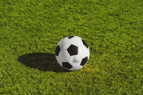 足球战术板示意图 - 展示4-3-3与3-4-3阵型对比